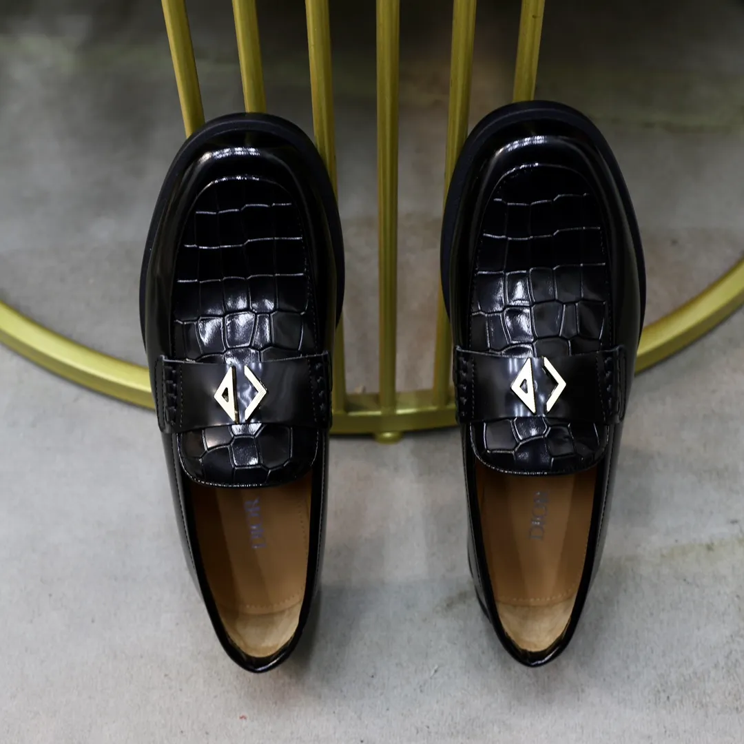 Ex-factory price: 540🙅‍♂️🙅‍♂️🙅‍♂️ Brand: Dior DIOR Standard code: Men's code 38/44 (45 can be customized) Grade: Same as the official website Material: Original cowhide stitching, cowhide lining, original TPU wear-resistant soft outsole Style categories: Leisure and sports version, footwear for driving, young fashion, European and American trends, British style Color: actual picture color